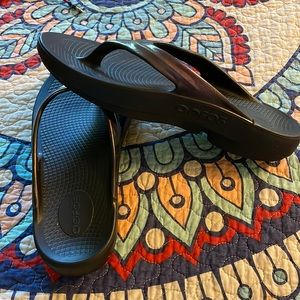 OOFOS flip flops